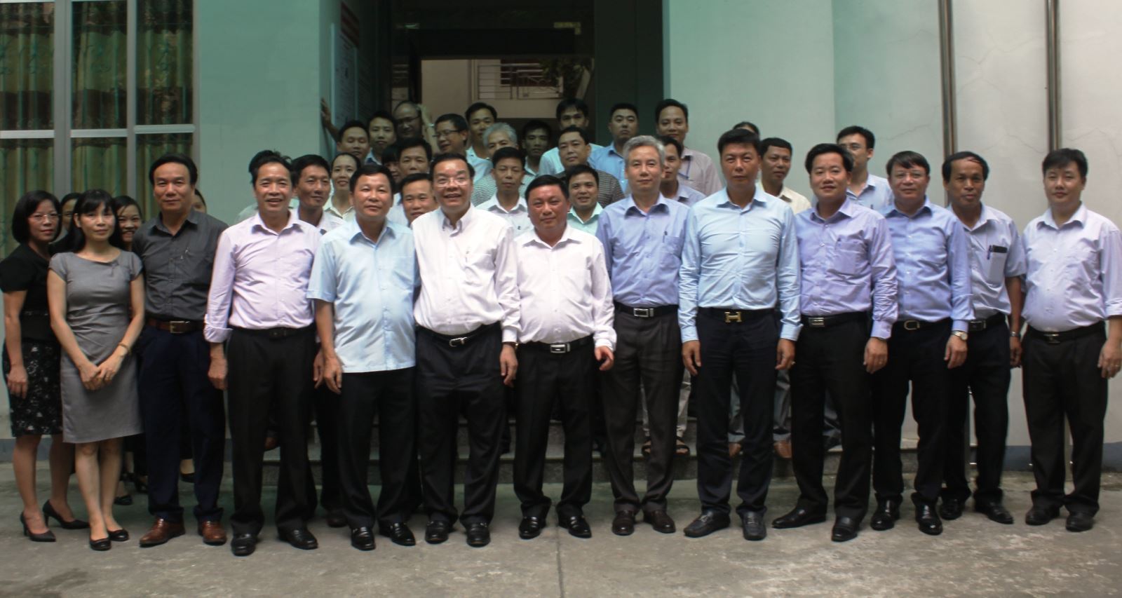 Bộ trưởng Chu Ngọc Anh và đoàn công tác chụp ảnh lưu niệm với cán bộ, công nhân viên chức của Sở KH&CN tỉnh Hà Giang.