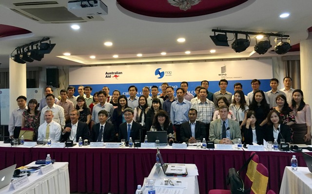 Các đại biểu tham dự chụp ảnh lưu niệm.