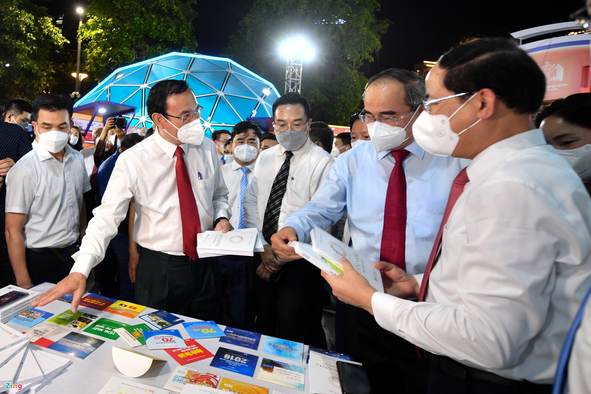 Trai nghiem sach so tai pho di bo anh 5