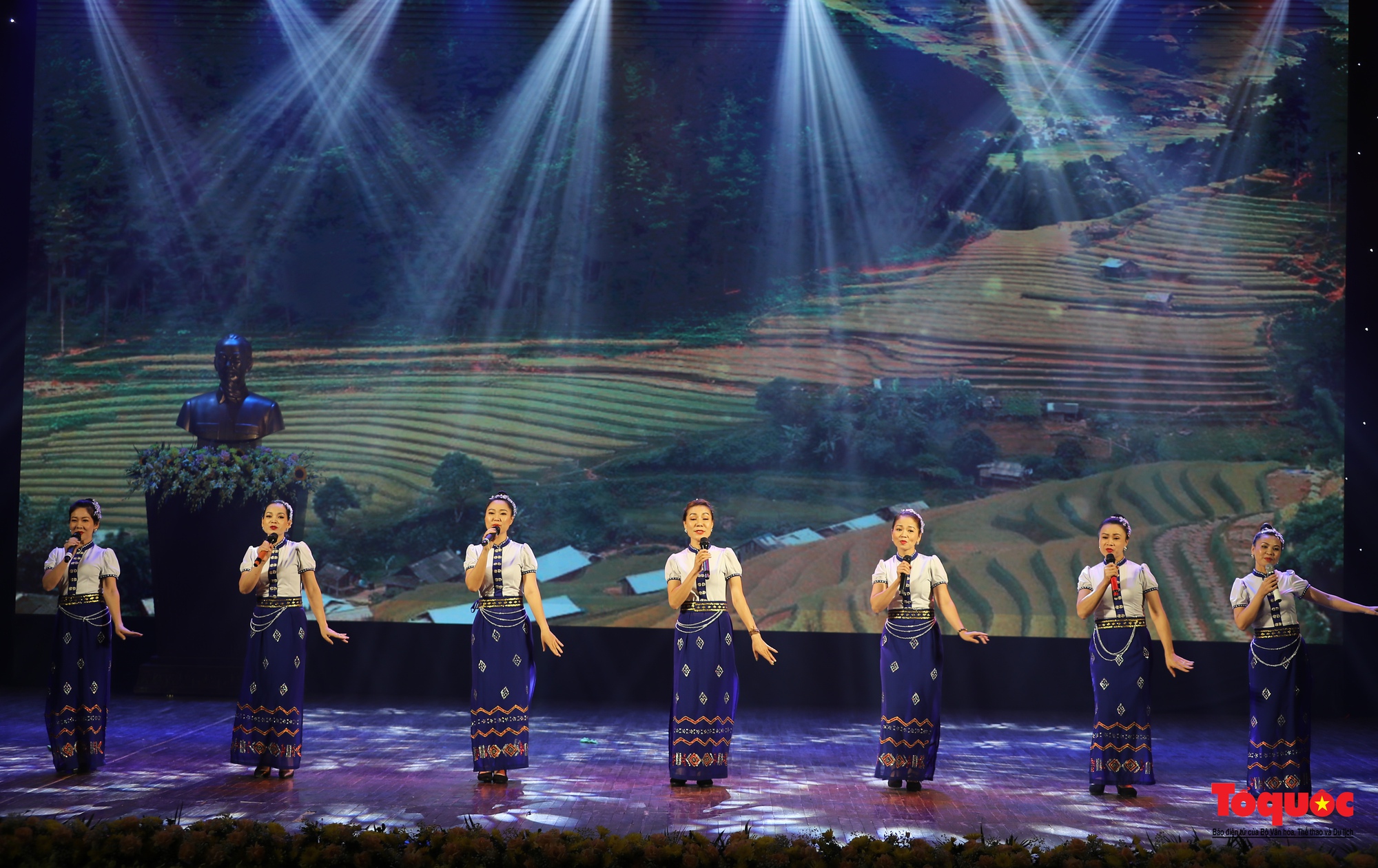 Lễ kỷ niệm 70 năm Ngày truyền thống ngành Xuất bản và tôn vinh người làm xuất bản tiêu biểu - Ảnh 14.