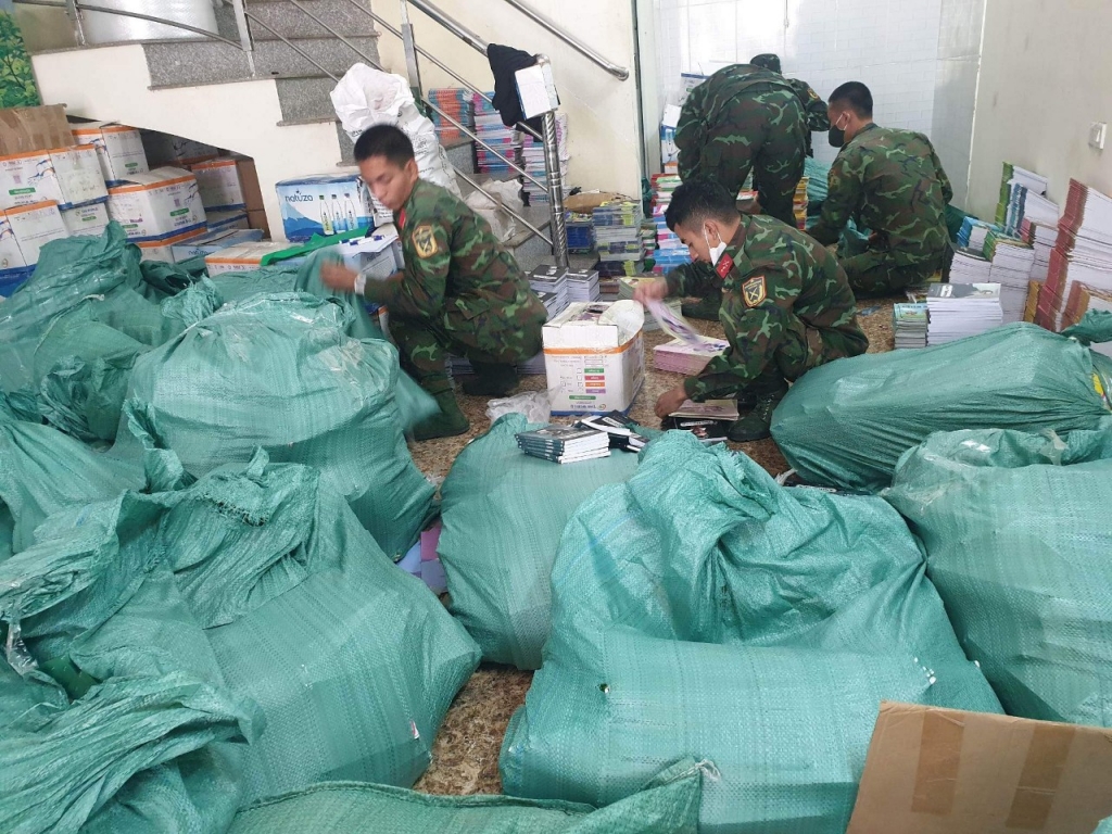 Hà Nội: Thủ đoạn tinh vi của các đối tượng tổ chức in ấn để đưa ra thị trường 100 tấn sách giả Hà Nội: Thủ đoạn tinh vi của các đối tượng tổ chức in ấn để đưa ra thị trường 100 tấn sách giả