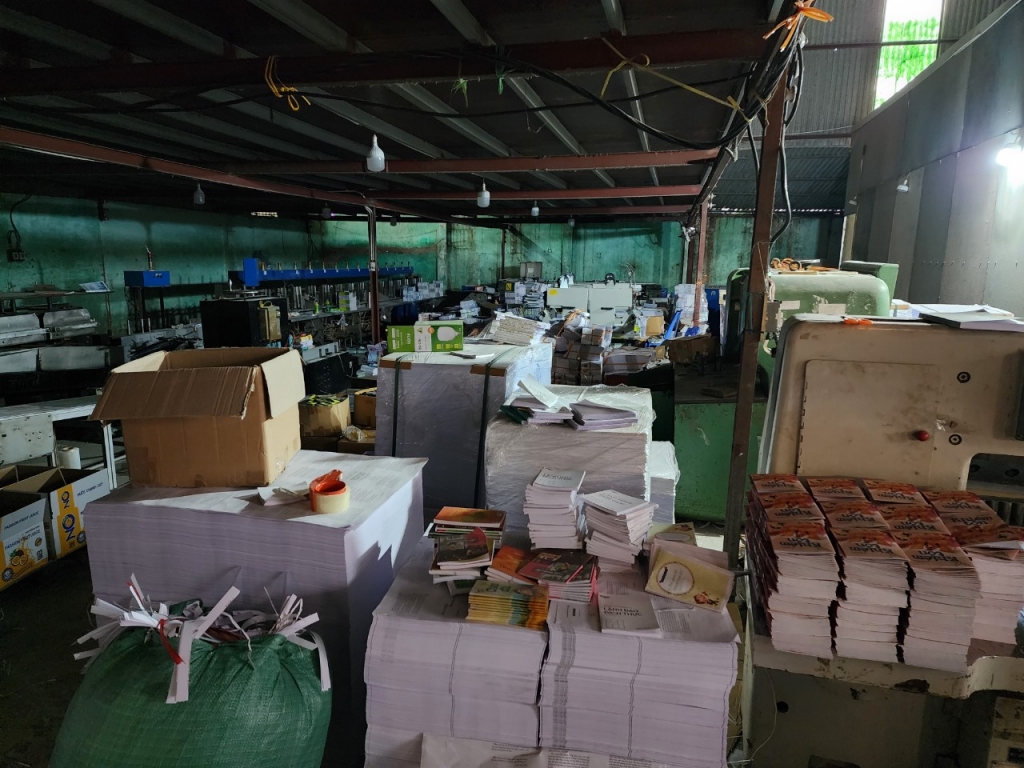 Hà Nội: Thủ đoạn tinh vi của các đối tượng tổ chức in ấn để đưa ra thị trường 100 tấn sách giả Hà Nội: Thủ đoạn tinh vi của các đối tượng tổ chức in ấn để đưa ra thị trường 100 tấn sách giả