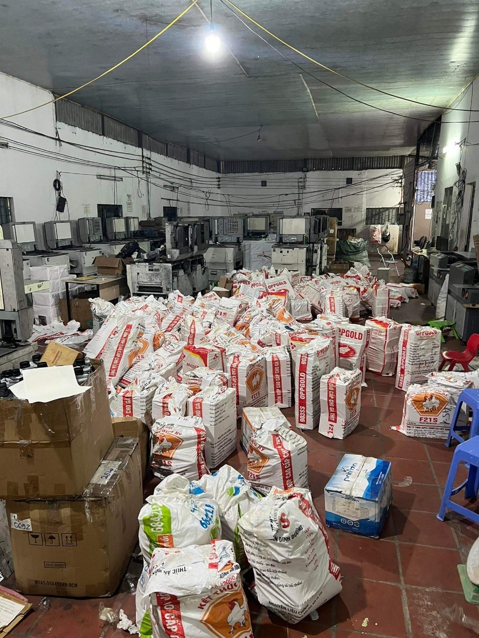 Hà Nội: Thủ đoạn tinh vi của các đối tượng tổ chức in ấn để đưa ra thị trường 100 tấn sách giả Hà Nội: Thủ đoạn tinh vi của các đối tượng tổ chức in ấn để đưa ra thị trường 100 tấn sách giả