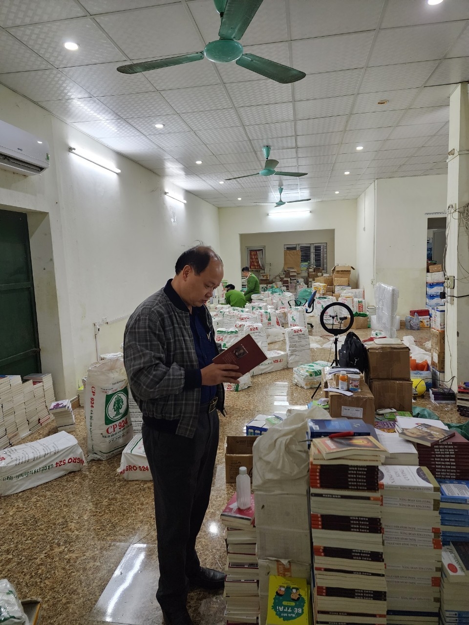 Hà Nội: Thủ đoạn tinh vi của các đối tượng tổ chức in ấn để đưa ra thị trường 100 tấn sách giả Hà Nội: Thủ đoạn tinh vi của các đối tượng tổ chức in ấn để đưa ra thị trường 100 tấn sách giả