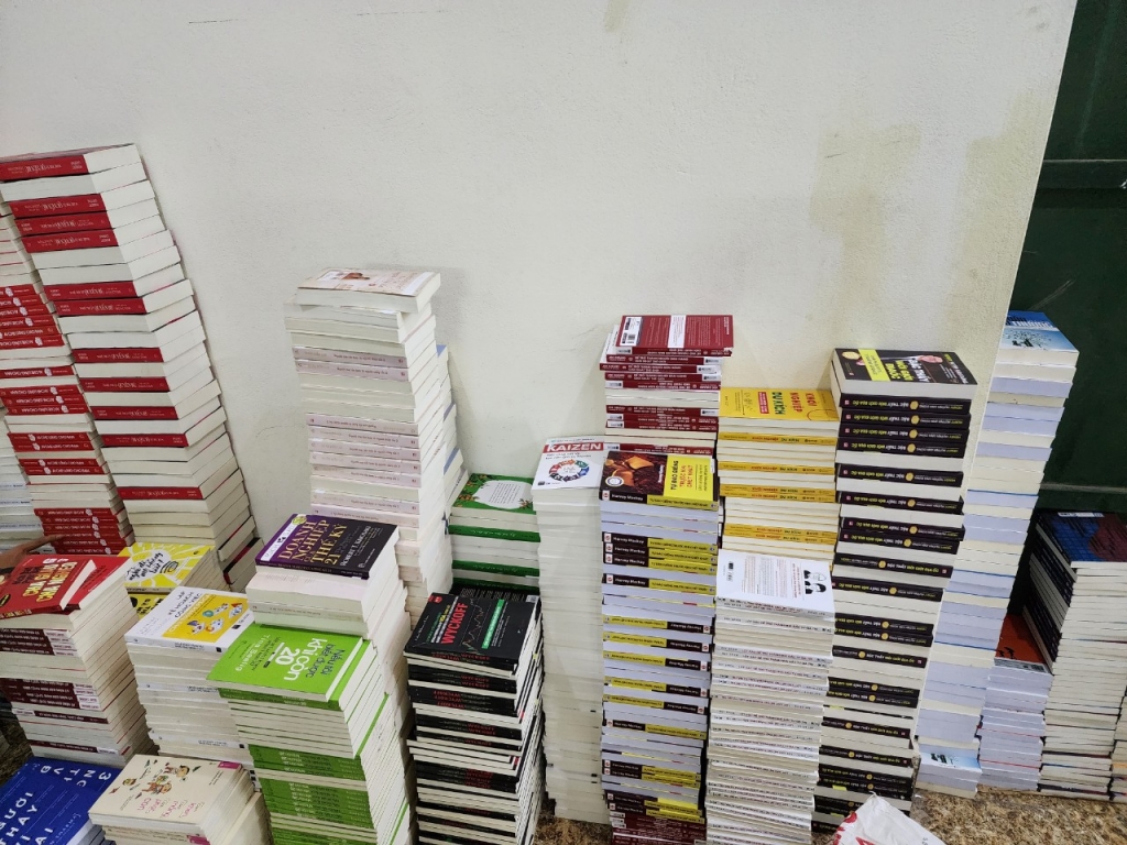 Hà Nội: Thủ đoạn tinh vi của các đối tượng tổ chức in ấn để đưa ra thị trường 100 tấn sách giả Hà Nội: Thủ đoạn tinh vi của các đối tượng tổ chức in ấn để đưa ra thị trường 100 tấn sách giả