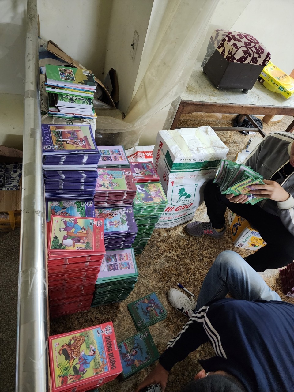 Hà Nội: Thủ đoạn tinh vi của các đối tượng tổ chức in ấn để đưa ra thị trường 100 tấn sách giả Hà Nội: Thủ đoạn tinh vi của các đối tượng tổ chức in ấn để đưa ra thị trường 100 tấn sách giả