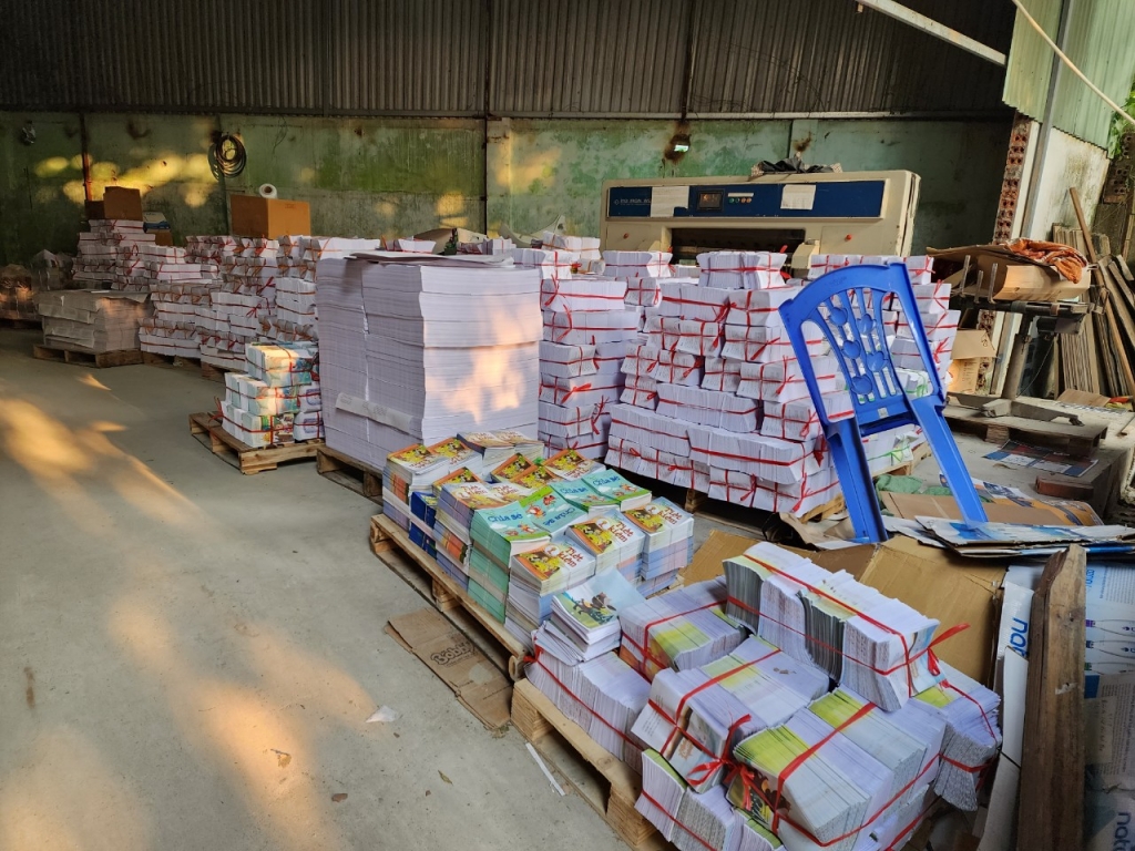 Hà Nội: Thủ đoạn tinh vi của các đối tượng tổ chức in ấn để đưa ra thị trường 100 tấn sách giả Hà Nội: Thủ đoạn tinh vi của các đối tượng tổ chức in ấn để đưa ra thị trường 100 tấn sách giả