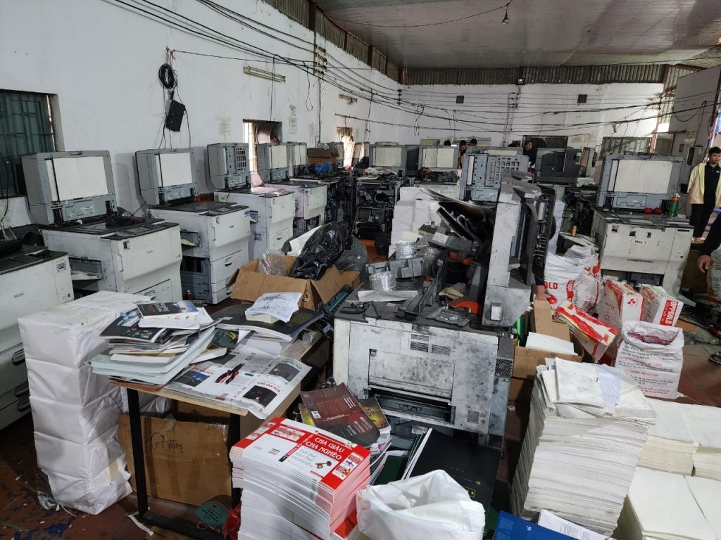 Hà Nội: Thủ đoạn tinh vi của các đối tượng tổ chức in ấn để đưa ra thị trường 100 tấn sách giả Hà Nội: Thủ đoạn tinh vi của các đối tượng tổ chức in ấn để đưa ra thị trường 100 tấn sách giả