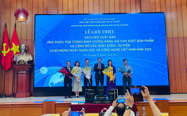 Giải pháp truy xuất thông tin xuất bản phẩm, chống sách giả, sách lậu - Ảnh 1. Giải pháp truy xuất thông tin xuất bản phẩm, chống sách giả, sách lậu - Ảnh 1.