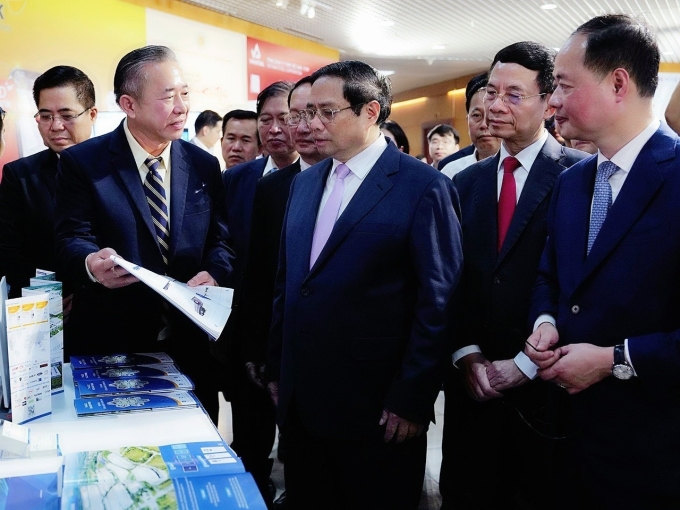 Ông Phạm Văn Tài (hàng đầu, bên trái) giới thiệu đến Thủ tướng và lãnh đạo bộ, ngành tại Ngày Khoa học và Công nghệ Việt Nam 2024. Ảnh: Thaco