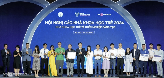 Thứ trưởng Khoa học và Công nghệ Nguyễn Hoàng Giang (thứ 9 từ trái qua) chúc mừng Ban tổ chức, Ban giám khảo và đại diện 7 nhóm tác giả thắng giải Cuộc thi Sáng kiến Khoa học 2024. Ảnh: Ngọc Thành