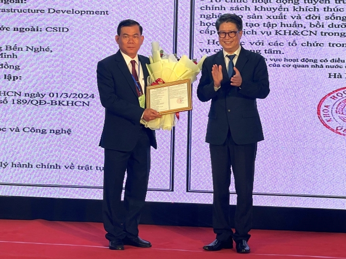 Ông Nguyễn Mạnh Cường, Phó chánh Văn phòng Bộ Khoa học và Công nghệ (phải) trao giấy chứng nhận đăng ký hoạt động khoa học và công nghệ cho CSID. Ảnh: Hà An