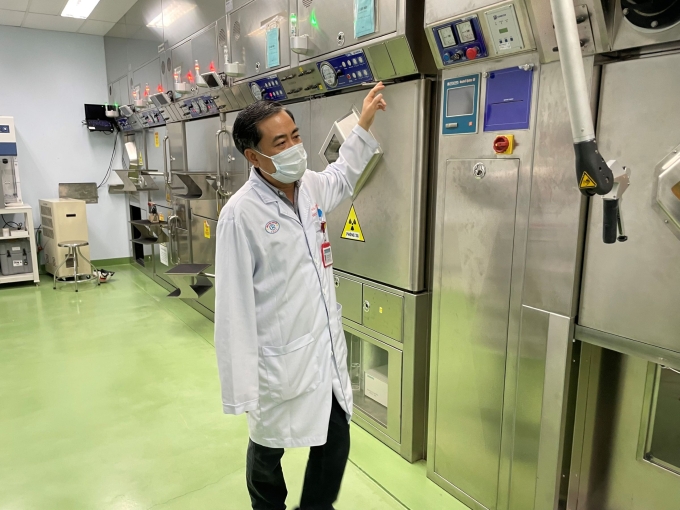 TS.TS Nguyễn Xuân Cảnh bên trong phòng sản xuất thuốc phóng xạ tại bệnh viện Chợ Rẫy. Ảnh: Hà An