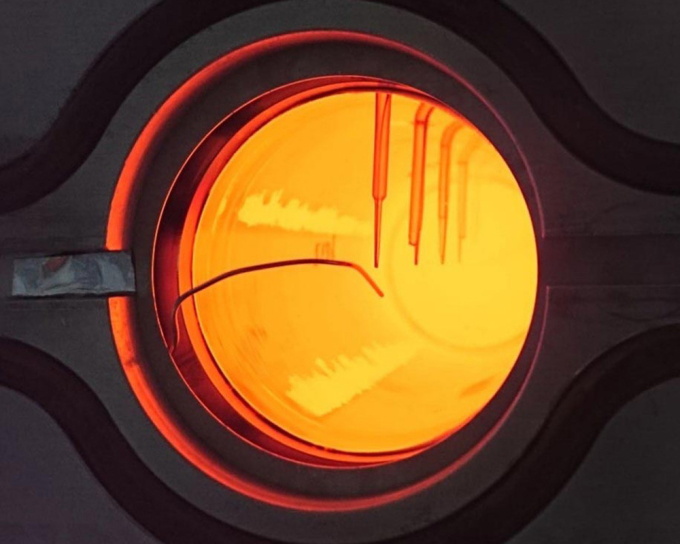 Thành phần chính của bẫy nhiệt gồm một ống trụ làm từ thạch anh, đạt mức nhiệt 1.050 độ C trong thí nghiệm và phát sáng. Ảnh: ETH Zurich/Emiliano Casati