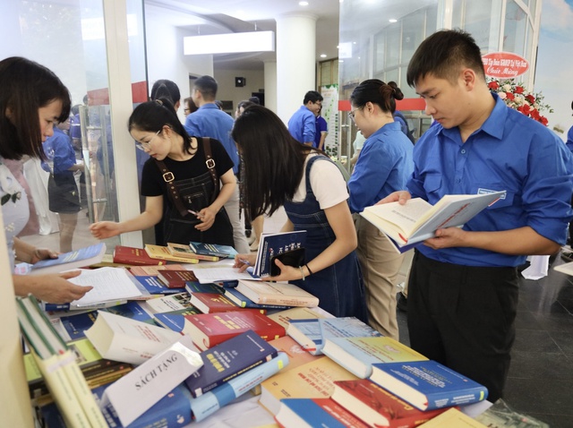 Đưa sách khoa học công nghệ đến gần hơn với độc giả- Ảnh 2. Đưa sách khoa học công nghệ đến gần hơn với độc giả- Ảnh 2.