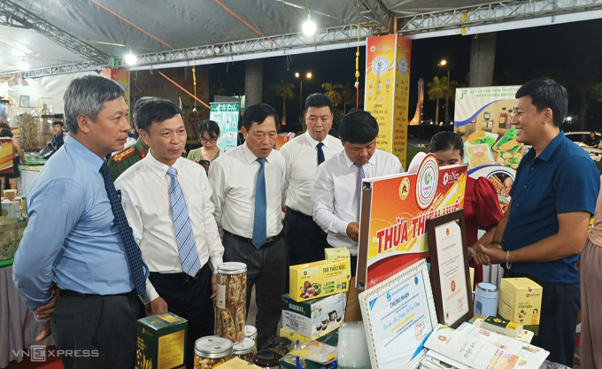 Các đại biểu tham quan gian hàng giới thiệu sản phẩm. Ảnh: Đắc Thành