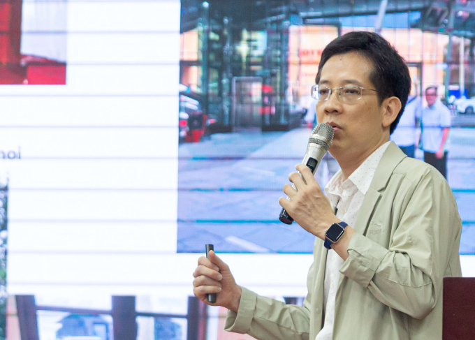 PGS. TS Từ Bình Minh nói về những nguy cơ ô nhiễm từ nhóm chất có trong đồ dùng hàng ngày. Ảnh: NQ