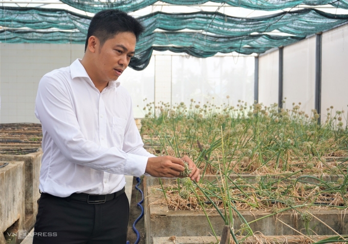 ThS Lê Đức Dũng - ASISOV giới thiệu lợi ích của quy trình nhân giống hành tím bằng hạt giống. Ảnh: Thảo Chi