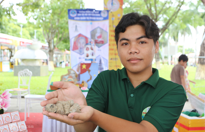 Trương Thành Phúc giới thiệu sản phẩm viên nén tái tạo tại Tuần lễ khởi nghiệp Quảng Nam. Ảnh: Đắc Thành