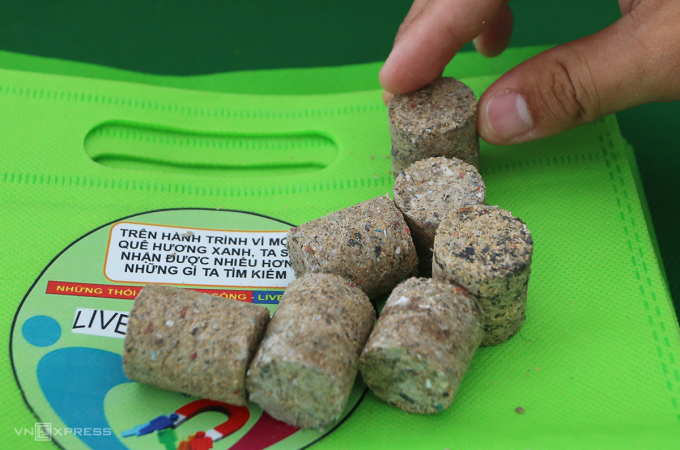 Những viên nén do Phúc cùng bốn học sinh tự nghiên cứu. Ảnh: Đắc Thành