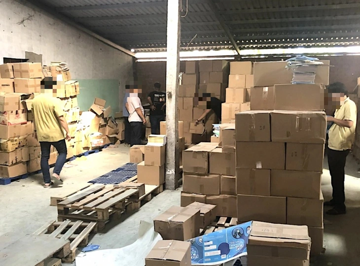 Đường dây liên tỉnh in ấn và tiêu thụ sách giáo khoa giả vận hành thế nào?- Ảnh 1. Cơ quan chức năng thu giữ nhiều sách giáo khoa giả - Ảnh: K.T.