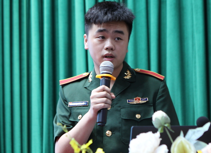 Học viên Học viện Quân y báo cáo kết quả nghiên cứu khoa học tại hội nghị sáng 9/6. Ảnh: Như Quỳnh