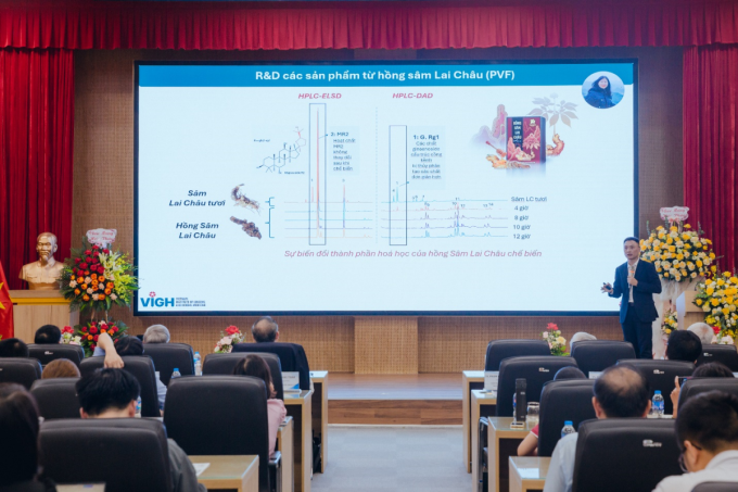 Tiến sĩ Phạm Hà Thanh Tùng - Viện trưởng Viện nghiên cứu Sâm và Dược liệu Việt Nam báo cáo tại Hội thảo khoa học Tiêu chuẩn chất lượng dược liệu sâm và sản phẩm chăm sóc sức khỏe từ sâm. Ảnh: