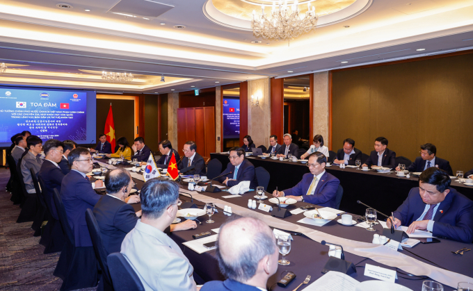 Các nhà khoa học Hàn Quốc trong cuộc ăn trưa tọa đàm với Thủ tướng Phạm Minh Chính và các Bộ trưởng Việt Nam. Ảnh: Nhật Bắc