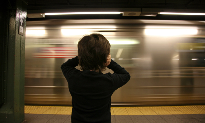 Tàu điện ngầm có thể phát ra tiếng rít khó chịu. Ảnh: DougSchneiderPhoto