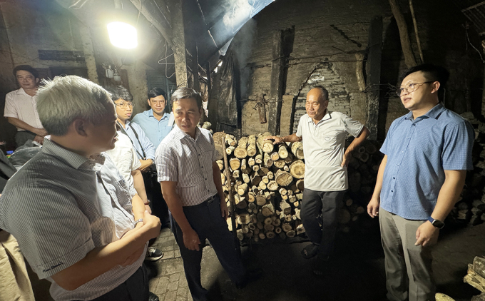 Thứ trưởng Bộ Khoa học và Công nghệ Bùi Thế Duy khảo sát lò hầm than ở huyện Kế Sách, tỉnh Sóc Trăng, ngày 29/8. Ảnh: An Bình