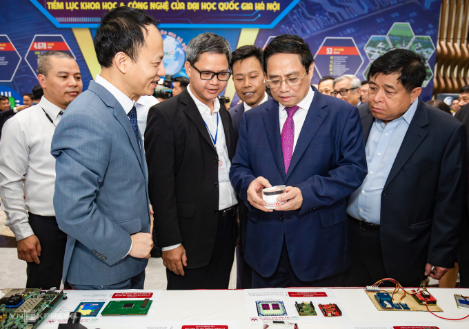 Thủ tướng Phạm Minh Chính (thứ hai từ phải sang) tham quan triển lãm sản phẩm vi mạch tại Đại học Quốc gia Hà Nội, cơ sở tại Khu CNC Hòa Lạc hồi tháng 4/2023. Ảnh:Tùng Đinh