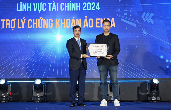 Thứ trưởng Bùi Thế Duy trao giải dự án AI đáng chú ý 2024 choTrợ lý chứng khoán ảo ENSA. Ảnh: Giang Huy