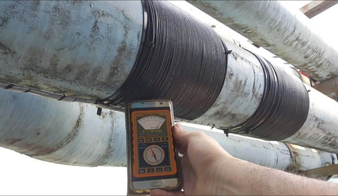 Lắp đặt và kiểm tra hoạt động hệ thống xử lý cáu cặn ống nước bằng từ trường tại một nhà máy năm 2019. Ảnh: NVCC