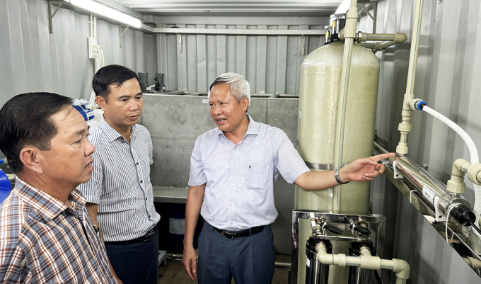 Thứ trưởng Bộ Khoa học và Công nghệ Bùi Thế Duy (giữa) kiểm tra hệ thống lọc nước nhiễm phèn, mặn tại Trường Phổ thông Dân tộc nội trú Trung học cơ sở Trần Đề. Ảnh: An Bình