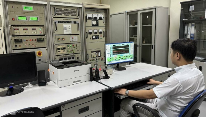 Cán bộ Trung tâm chiếu xạ Hà Nội vận hành hệ thống điều khiển máy gia tốc sản xuất dược chất phóng xạ. Ảnh: Phương Nguyên