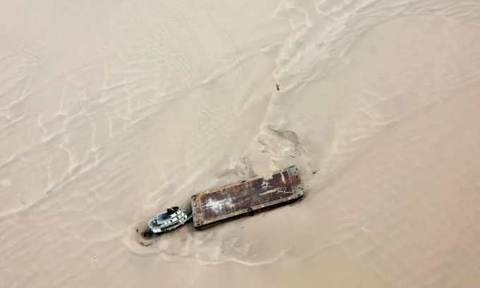 Một sà lan mắc cạn ở bờ cát của sông Solimões hôm 17/9. Ảnh: Reuters