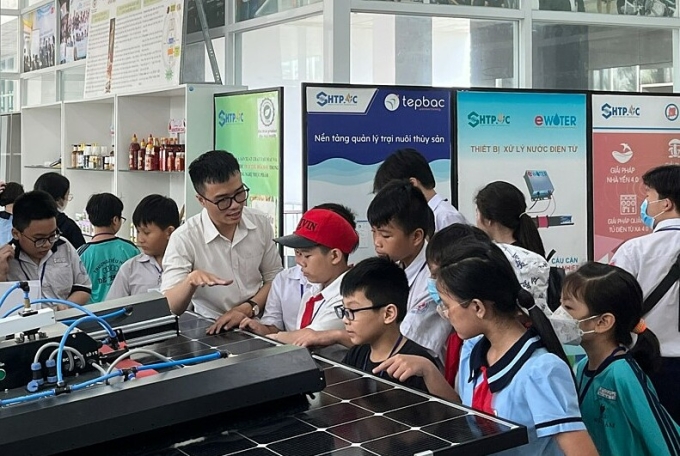 Học sinh tìm hiểu các giải pháp công nghệ của doanh nghiệp tại Vườn ươm doanh nghiệp công nghệ cao, Khu Công nghệ cao TP HCM hồi tháng 7/2023. Ảnh: SHTP-IC