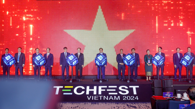 Thủ tướng Phạm Minh Chính và các đại biểu thực hiện nghi thức khai mạc Techfest Việt Nam 2024 và đánh dấu quá trình Hệ sinh thái Khởi nghiệp sáng tạo của Việt Nam chiều 27/11 tại Hải Phòng. Ảnh: Nhật Bắc
