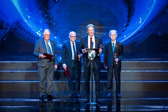 Các nhà khoa học nhận giải VinFuture 2023. Ảnh: VinFuture