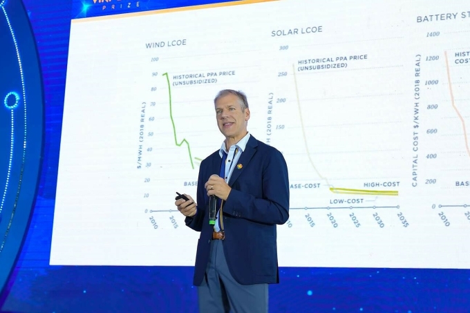 Giáo sư Daniel Kammen cho rằng bước tiến trong điện khí hóa phương tiện giao thông có tiềm năng cải thiện chất lượng không khí đô thị. Ảnh: Vingroup