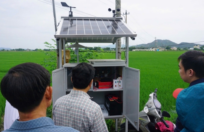 Các cơ quan chức năng kiểm tra khả năng hoạt động của máy T-Pest khi triển khai thực tế ngoài đồng ruộng. Ảnh: Thảo Chi