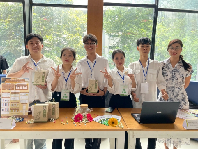 Các thành viên nhóm giới thiệu sản phẩm trà từ ruột ngô tại cuộc thi Công nghệ chế biến sau thu hoạch tổ chức tại TP HCM hôm 23/11. Ảnh: Hà An