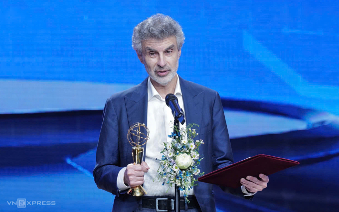 Giáo sư Yoshua Bengio trong lễ trao giải tối 6/12. Ảnh: Ngọc Thành