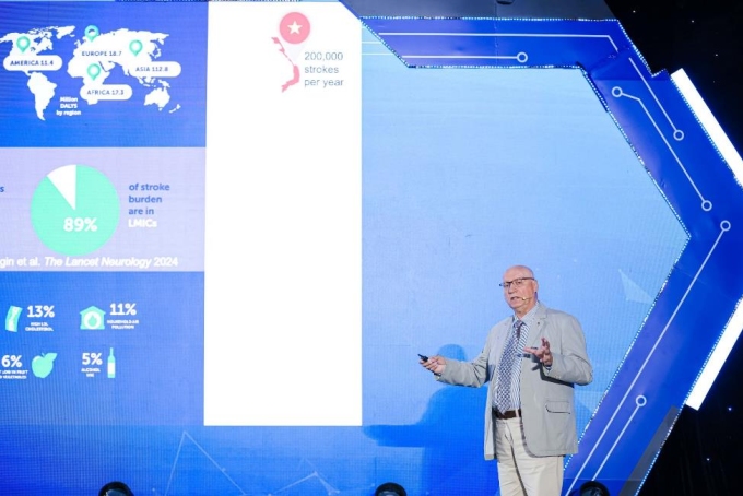 GS. Feigin chia sẻ tại sự kiện. Ảnh: Vinfuture