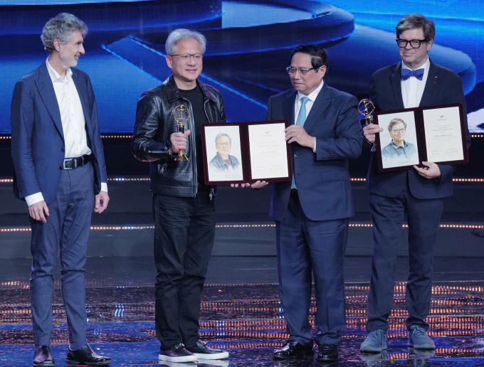 Thủ tướng Phạm Minh Chính trao giải cho ông Jensen Huang. Ảnh: Ngọc Thành