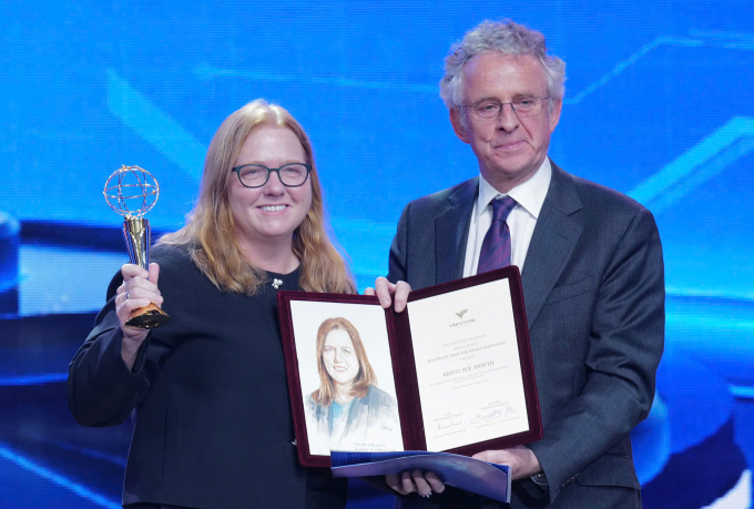 Giáo sư Kristi S. Anseth nhận giải thưởng từ Chủ tịch Hội đồng Giải thưởng Giáo sư Richard Henry Friend. Ảnh: Ngọc Thành