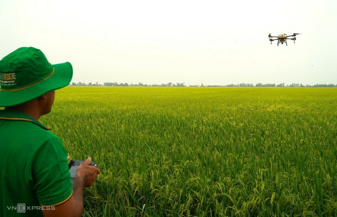 Drone nông nghiệp trên cánh đồng của ông Khanh. Ảnh: Ngọc Tài