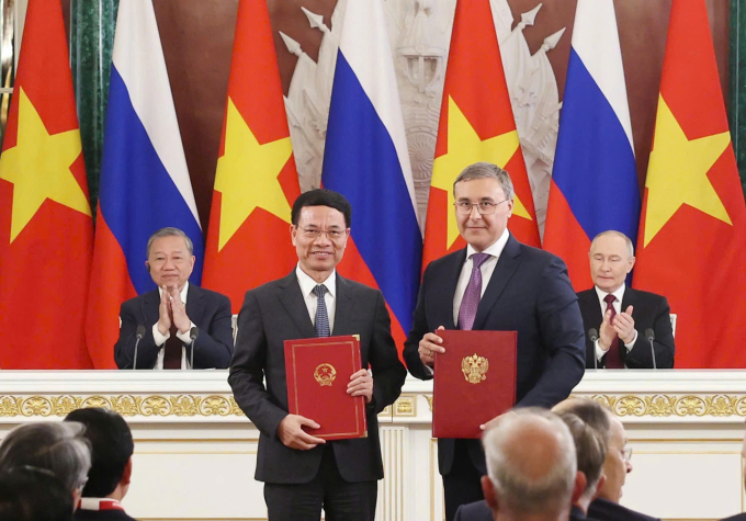 Bộ trưởng Nguyễn Mạnh Hùng và Bộ trưởng Valery Nikolaevich Falkov trao Thỏa thuận hợp tác về tổ chức tuyển chọn dự án nghiên cứu khoa học chung. Ảnh: Bộ Khoa học và Công nghệ