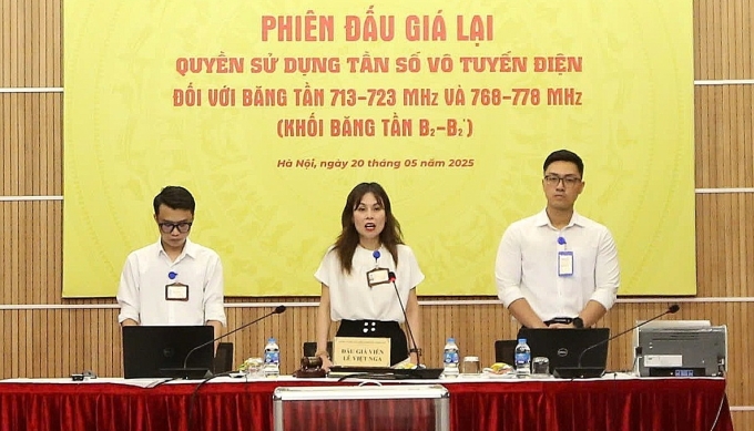 Buổi đấu giá khối băng tần B2-B2, chiều 20/5. Ảnh: Doãn Mạnh