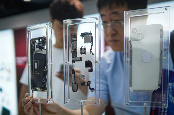 Một chiếc iPhone sử dụng keo dán 3M được trưng bày tại Trung tâm Khoa học Công nghệ và Kỹ thuật tại Hà Nội. Ảnh: Lưu Quý